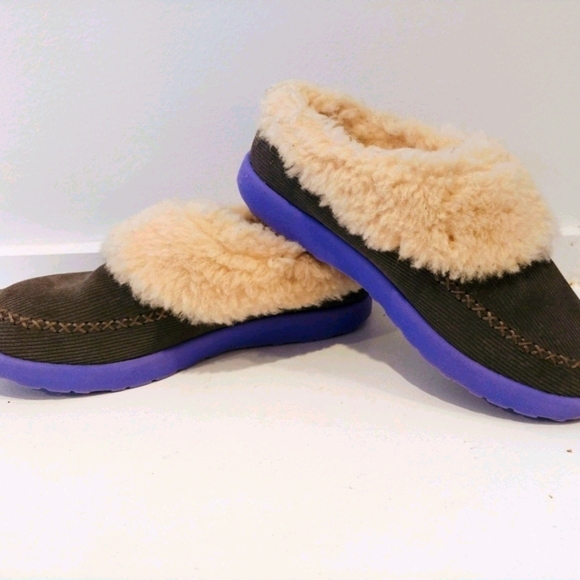 UGG big kid slide shoe - Picture 2 of 8